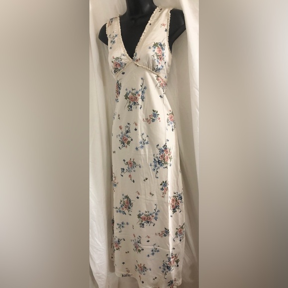Jessica Simpson Dresses & Skirts - Jessica Simpson cream ditsy floral satin effect maxi dress size medium brand new